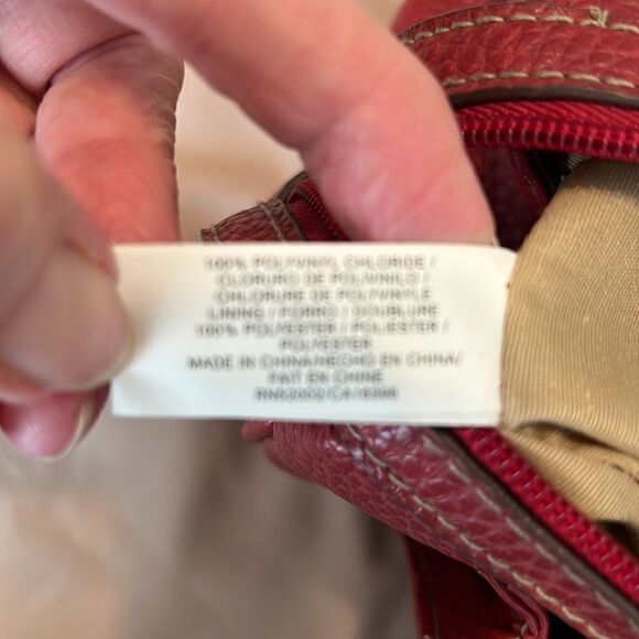 NWT First Issue red pebbled faux leather bag 1 inside & outside pocket zip close - Picture 11 of 13